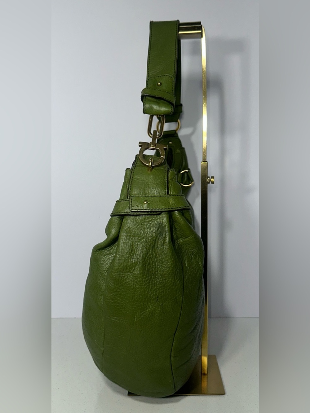 Salvatore Ferragamo hobo bag with a Gancini clasp - Picture 4 of 10